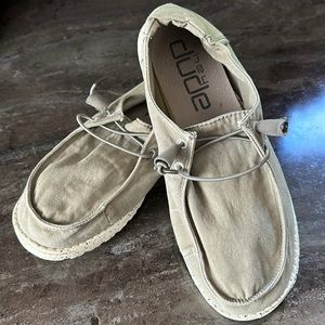 Hey dude woman size 9!!